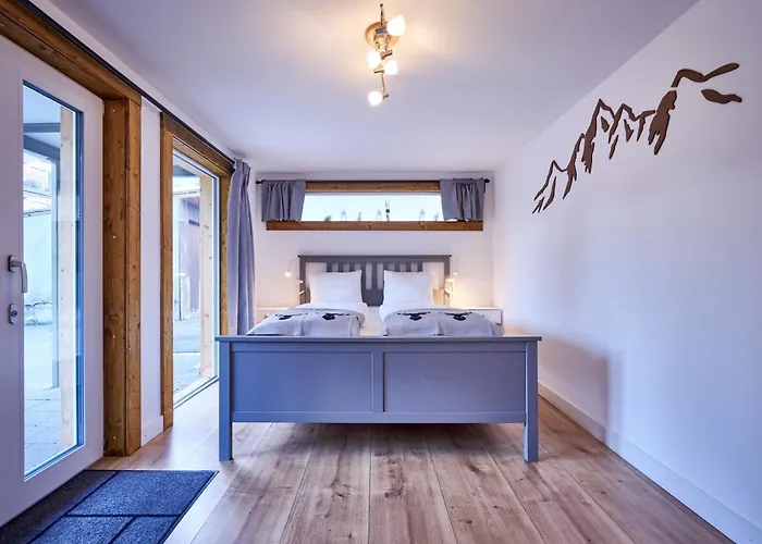 Apartment 2 Bedroom Mountain View *